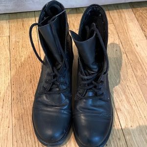 Steve Madden BLK Leather Combat boots with zipper accents. Very comfortable. 7US